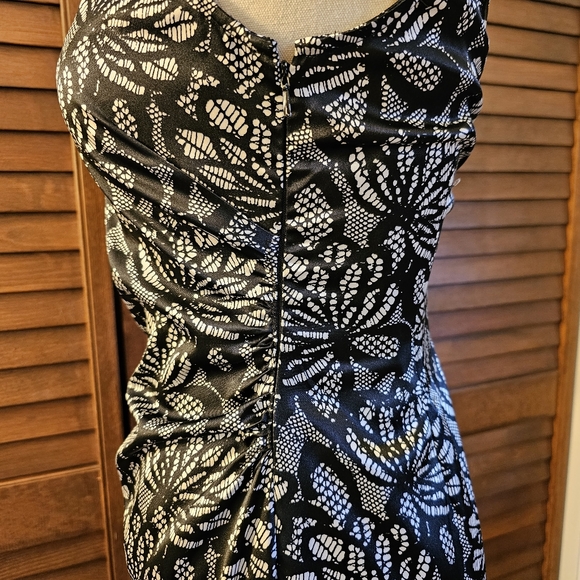 Maggie London Black and White Floral-Print V-neck Cocktail Dress (2P) - Picture 3 of 6